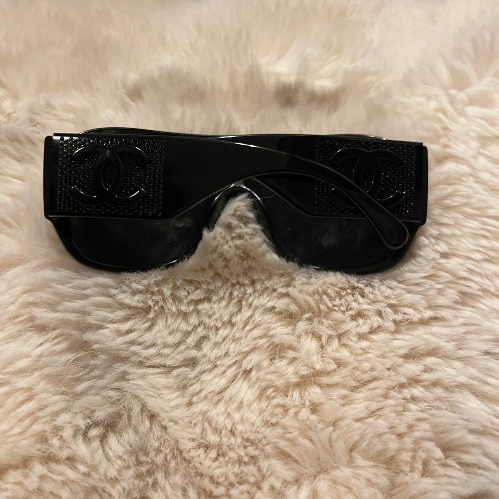 CHANEL Oversized Black Shield Sunglasses - Picture 5 of 7